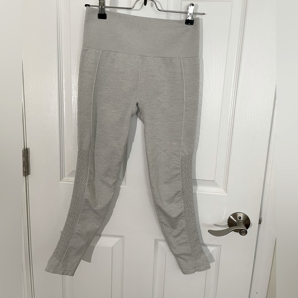 Fabletics Sync Seamless High-Waisted 7/8 Leggings in Grey Heather S